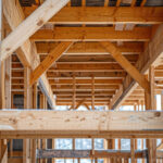 Konstrukcje drewniane i domy z drewna – trwałe i przyjazne środowisku